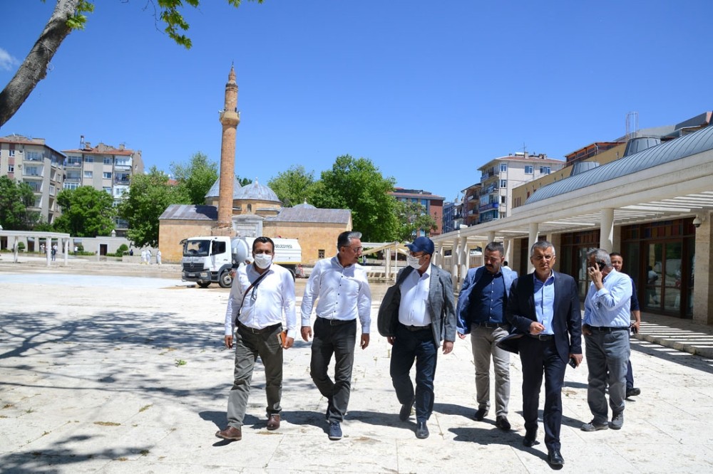 Kırşehir Belediyesi cami ve meydanları Cuma Namazı için dezenfekte edip yıkadı 