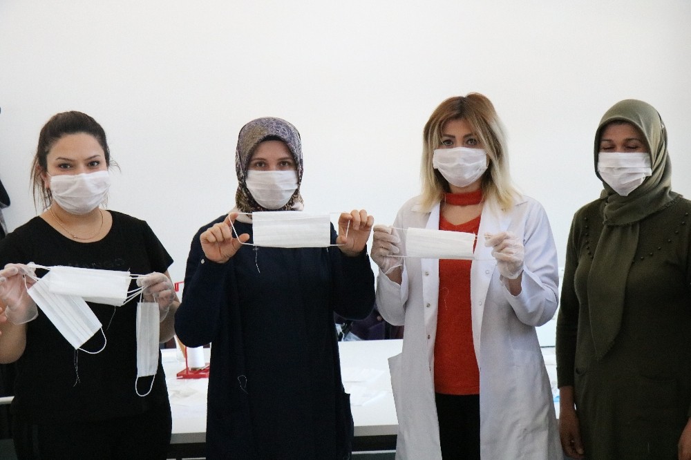 Kırşehir Belediyesi, günlük bin 500 maske üretimi yapıyor 