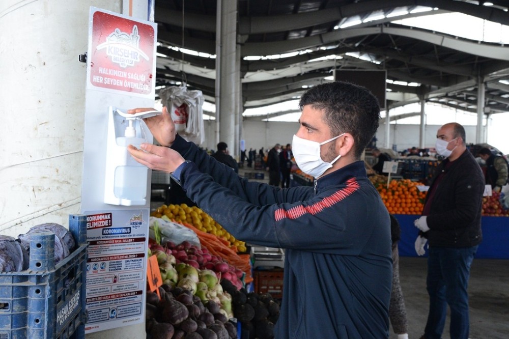 Kırşehir Belediyesi, halkın ortak kullanım alanlarına dezenfektan makinesi koydu 