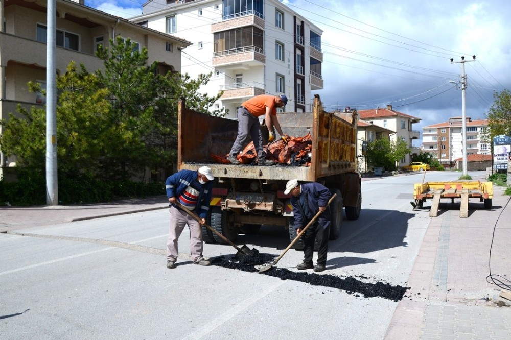 Kırşehir Belediyesi, kilit parke ve yol bakım çalışmalarını sürdürüyor 