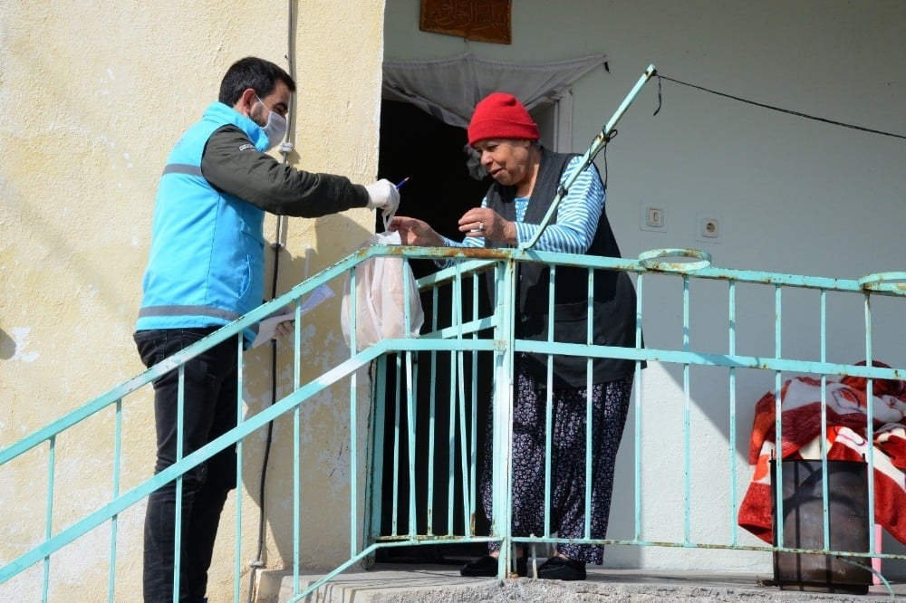 Kırşehir Belediyesi, maske üretip yaşlıların ihtiyaçlarını karşılıyor 