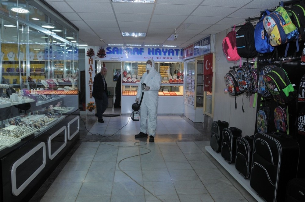 Kırşehir Belediyesi, ortak kullanım alanlarında koronavirüs ilaçlaması yaptı 
