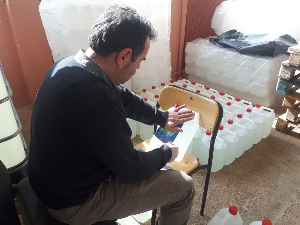 Kırşehir, Mesleki ve Teknik Anadolu Lisesinde Covid-19’a karşı dezenfektan üretimi yapılıyor 