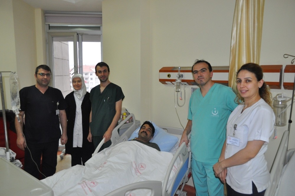 Kırşehir’de, 4 yıldır böbrek taşı sancısı çeken vatandaşa kapalı ameliyat yapıldı 