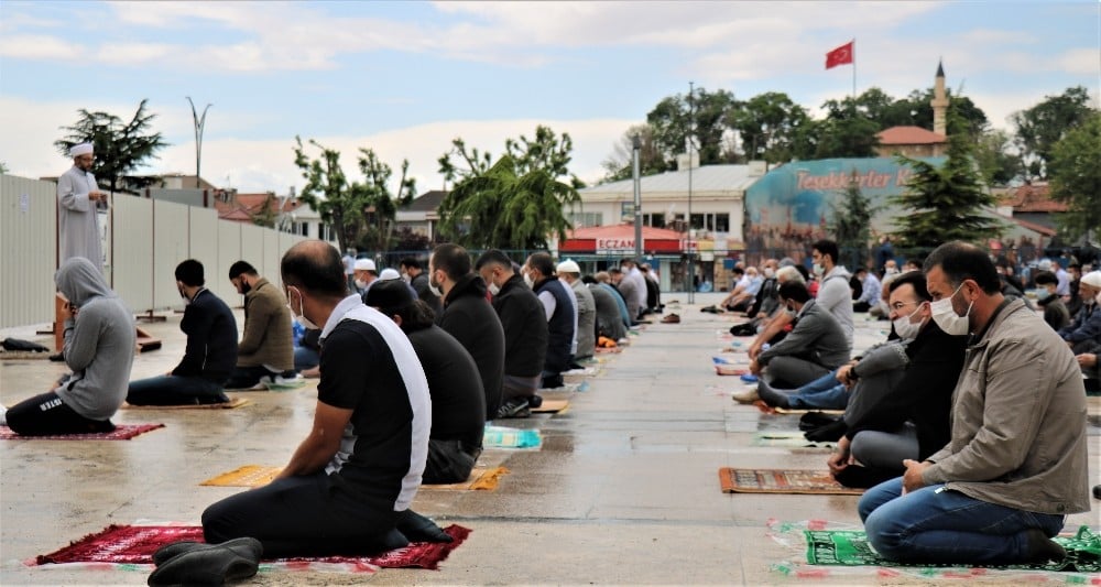 Kırşehir’de, cuma namazı yağmur altında kılındı 