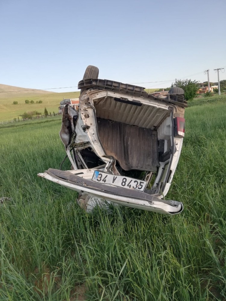 Kırşehir’de, hafif ticari araç şarampole devrildi: 5 yaralı 