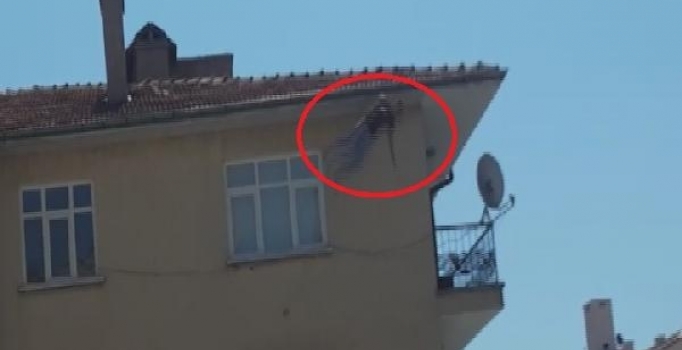 Kırşehir'de intihar için çıktığı çatının kenarına uzanırken böyle düştü