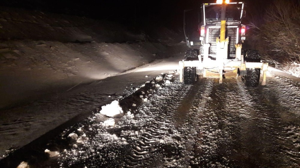 Kırşehir’de, kar yağışı etkisi ile kapanan köy yolları açıldı 