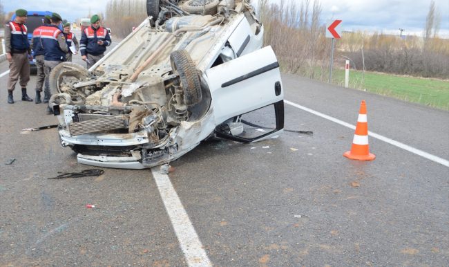 Kırşehir'de otomobil devrildi: 2 yaralı