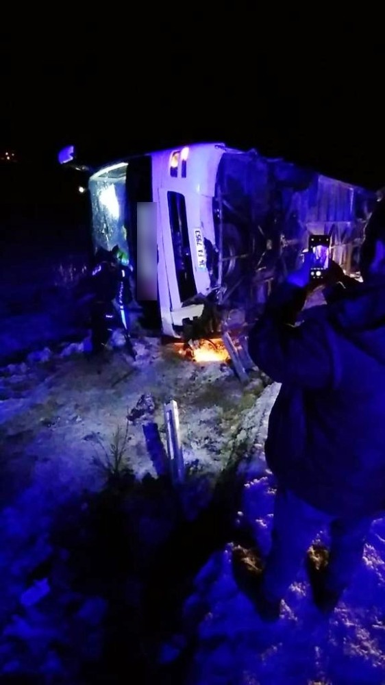 Kırşehir’de yolcu otobüsü yan yattı: 13 yaralı 