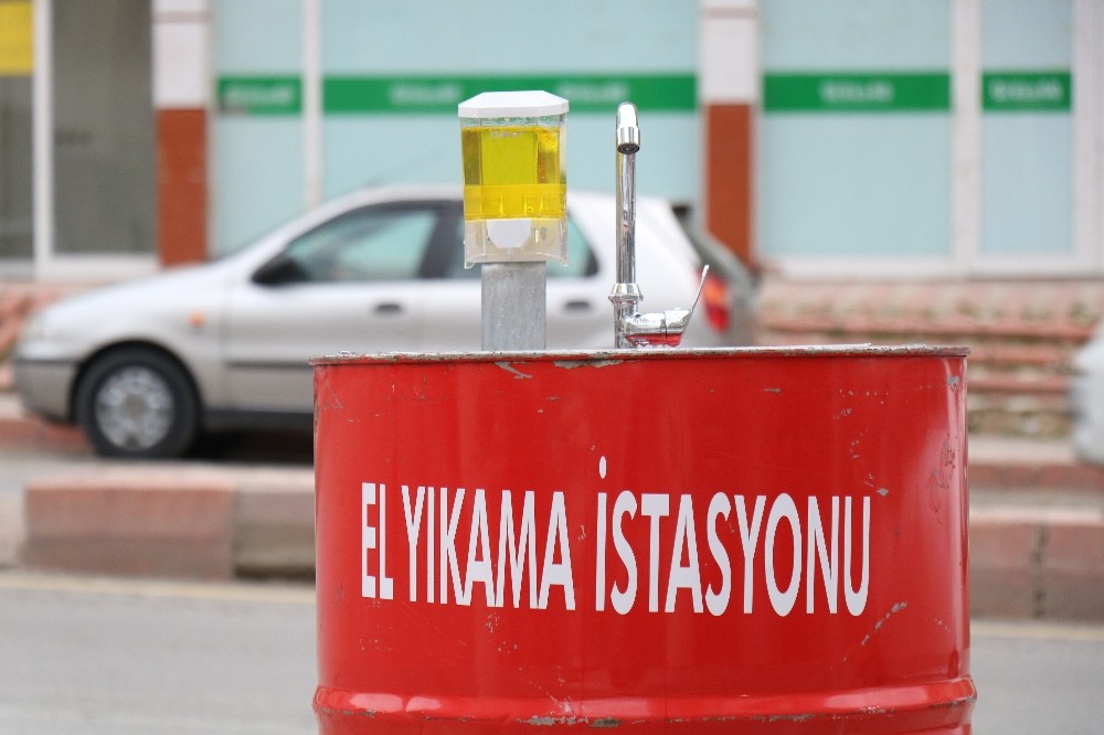 Kırşehirli esnaf, sokak ortasına dezenfekte istasyonu kurdu 
