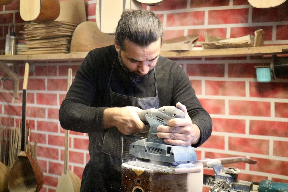 Kırşehirli saz üreticisi İnce, 2019 yılında 60 saz üretti 