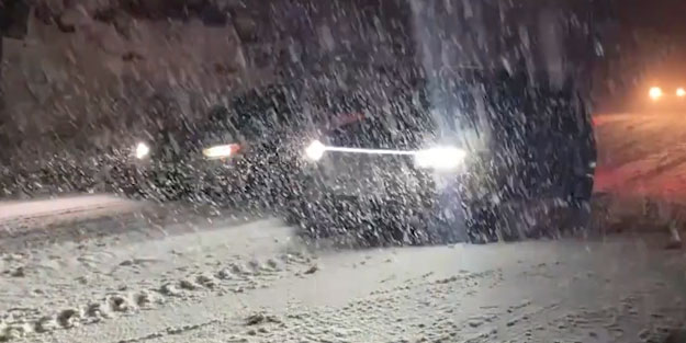 Kış geldi! Yoğun kar yağışı ulaşımı aksattı