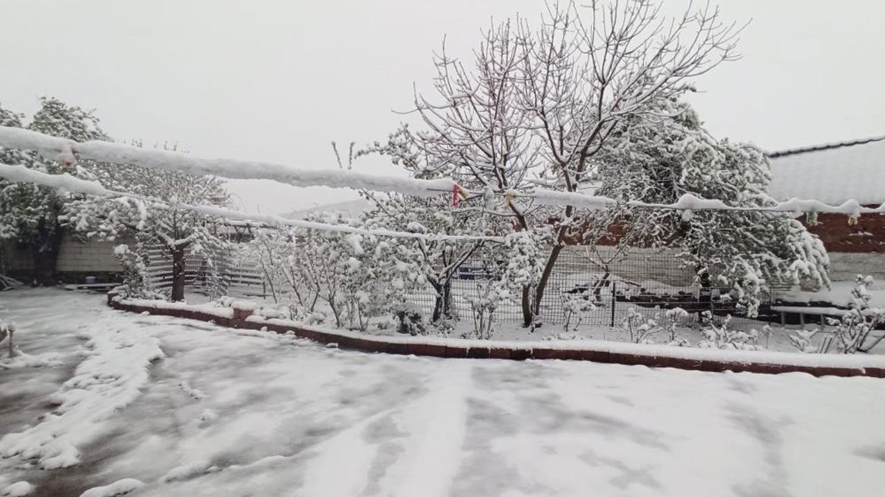 Kış geri döndü! Edirne’de kar yağıyor