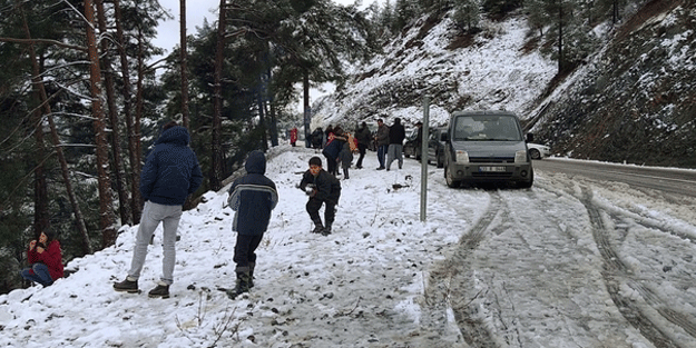 Kış yeni geldi, Mersin'de kar yağışı