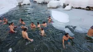 Kış Yüzme Şenliğinde katılımcılar buz gibi suda yüzdü