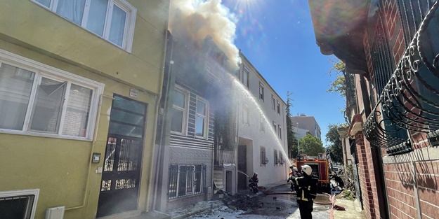 Kısa sürede tüm binayı sardı! Korku dolu anlar