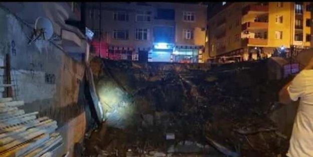 Kısıklı'da binanın duvarı çöktü: Vatandaşlar tahliye edildi