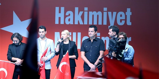 Kısıklı'daki demokrasi nöbetine ünlülerden destek