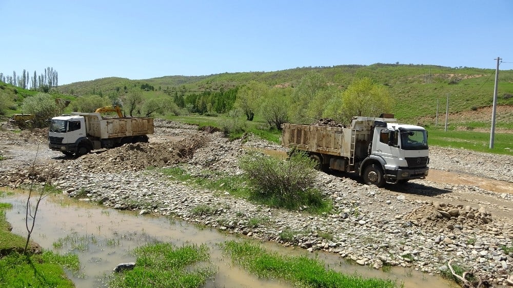 Kışın 10 metre karın yağdığı bölgede stabilize yol çalışması başlatıldı 