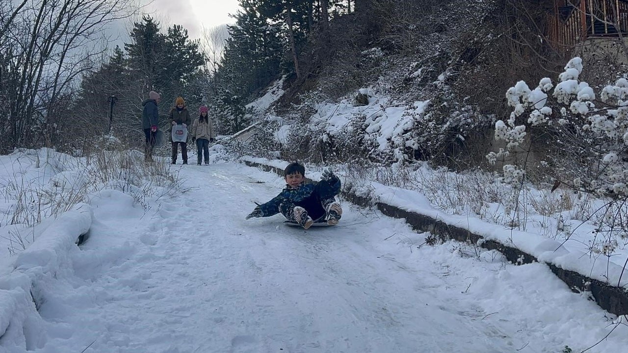 Kışın en güzel hali! Naylon poşetle kar eğlencesi