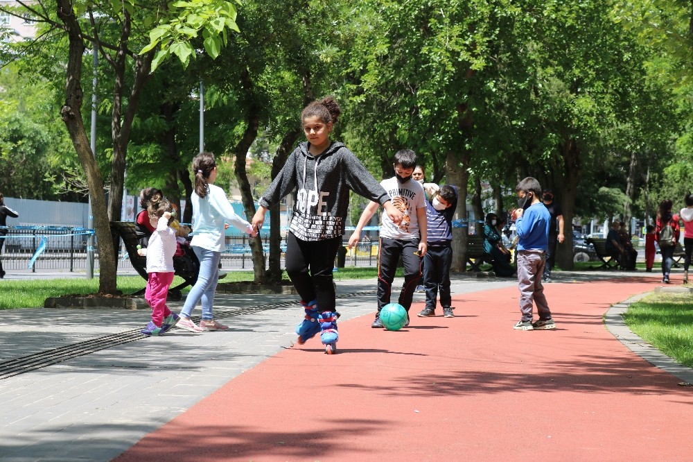 Kısıtlama 4 saatliğine kaldırıldı, Diyarbakır’da çocuklar haftalar sonra parklara koştu 