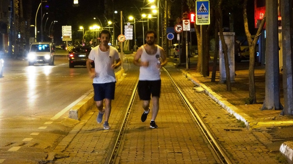 Kısıtlama biter bitmez sokakta spora başladılar 