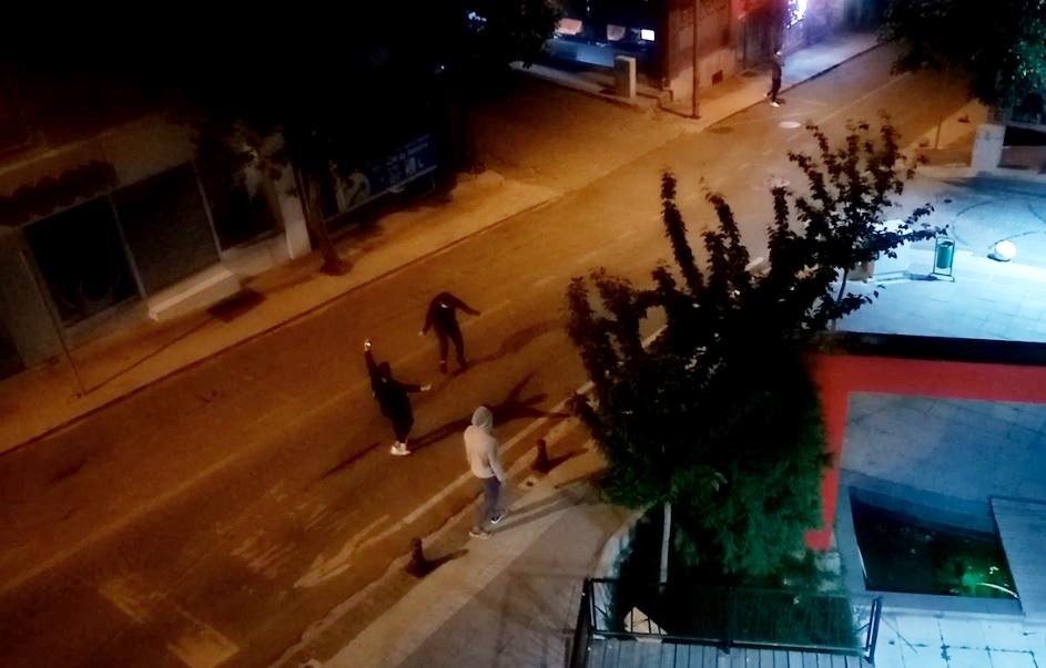 Kısıtlama bitince sokak ortasında çiftetelli oynadılar 