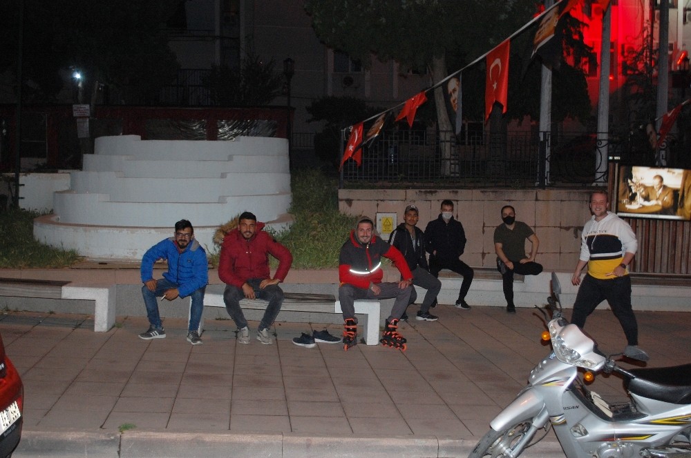 Kısıtlama bitti, ‘sabaha kadar gezeceğim’ dedi 
