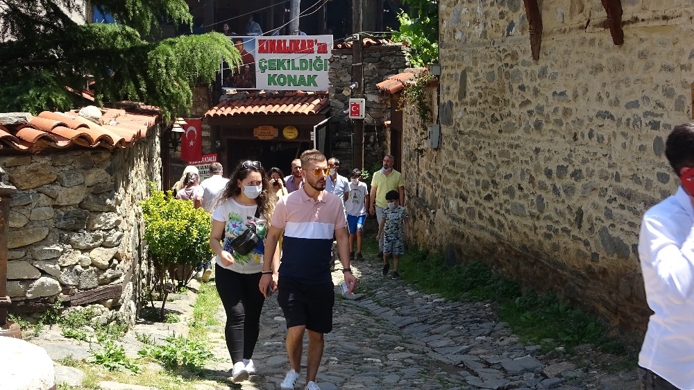 Kısıtlama bitti, UNESCO mirası köy ziyaretçi akınına uğradı 