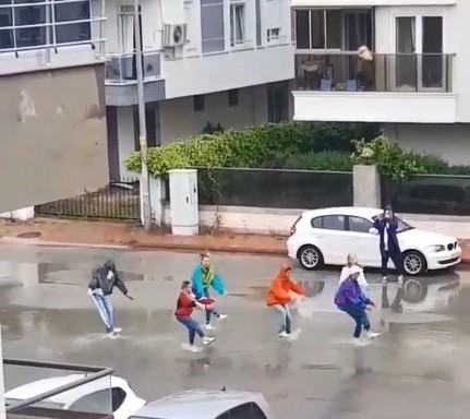 Kısıtlama dinlemediler sokak ortasında dans ettiler 