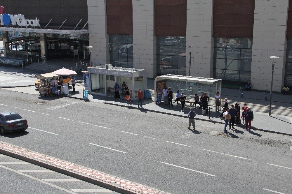 Kısıtlama kalktı, Diyarbakır’da vatandaşlar sokakları doldurdu 