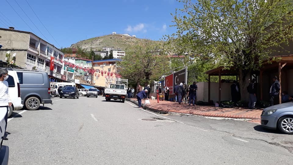 Kısıtlama kalktı, vatandaşlar sosyal mesafe kuralına uyarak dışarı çıktı 