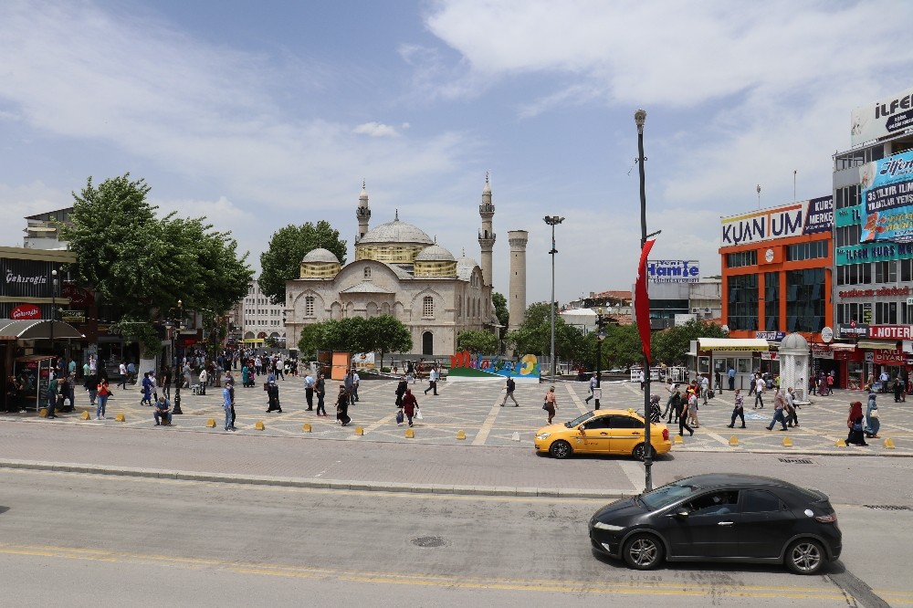 Kısıtlama kararı bayram alışverişini olumsuz etkiledi 