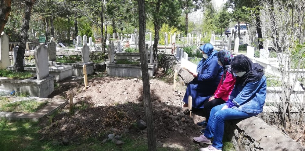 Kısıtlama öncesi mezarlık ziyaretlerinde yoğunluk yaşandı 