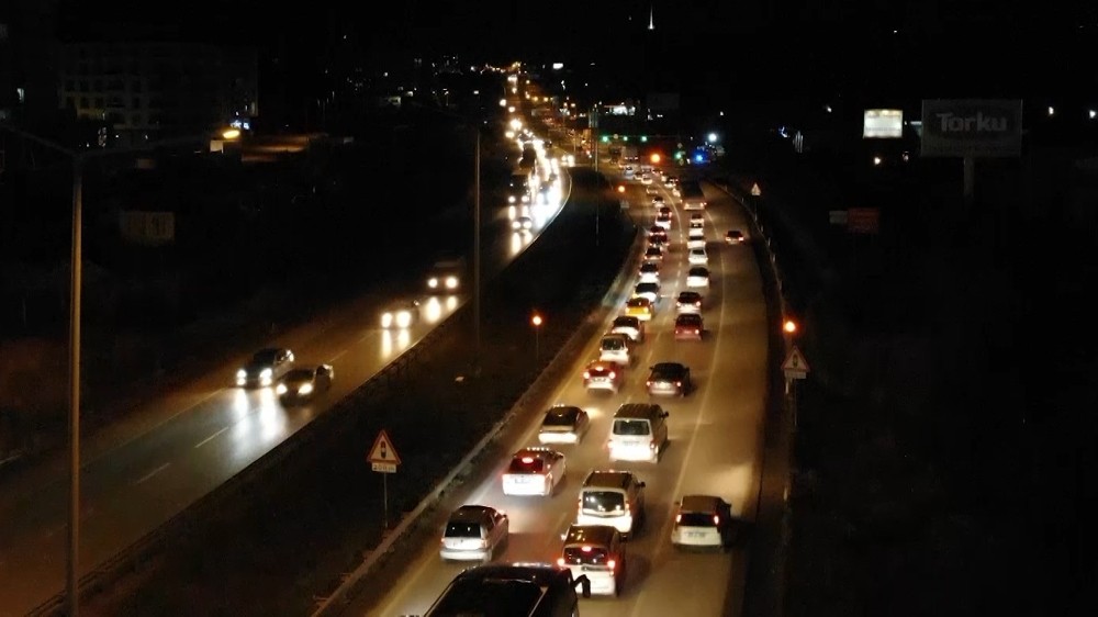 Kısıtlama öncesi yollara akın ettiler: 43 ilin geçiş güzergahında trafik yoğunluğu 
