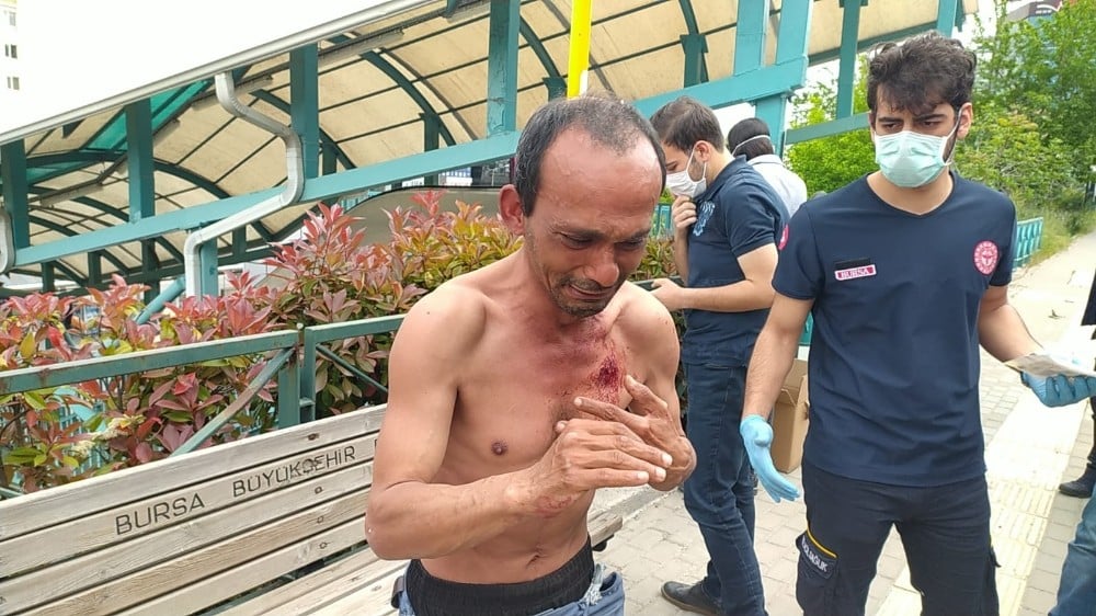 Kısıtlama sebebiyle parklarda yatıp kalkıyordu...Kendini bıçaklayıp 7.kez ölmek istedi 
