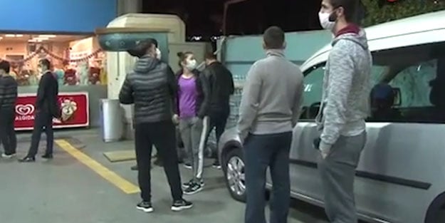 Kısıtlama sona erince marketlere akın ettiler