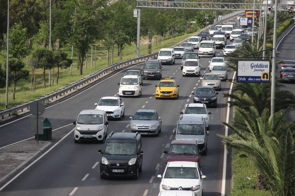 Kısıtlama sonrası ilk iş günü İzmir’de trafik yoğunluğu 