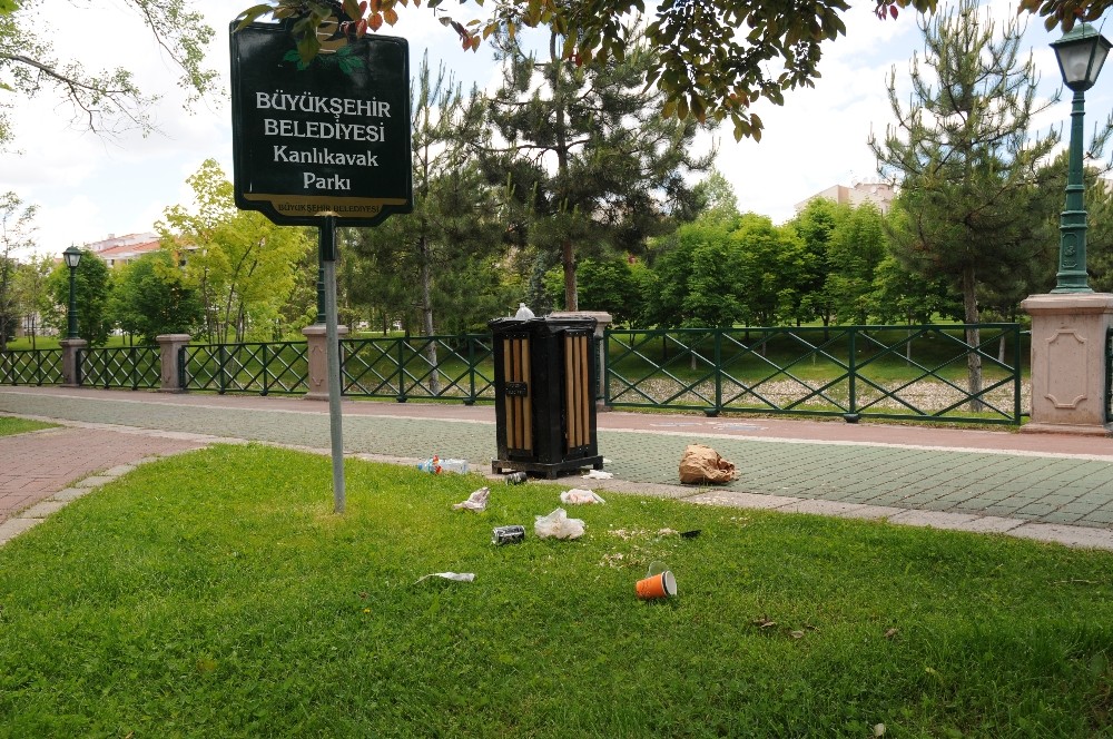 Kısıtlamada çöpler yerlere saçıldı 