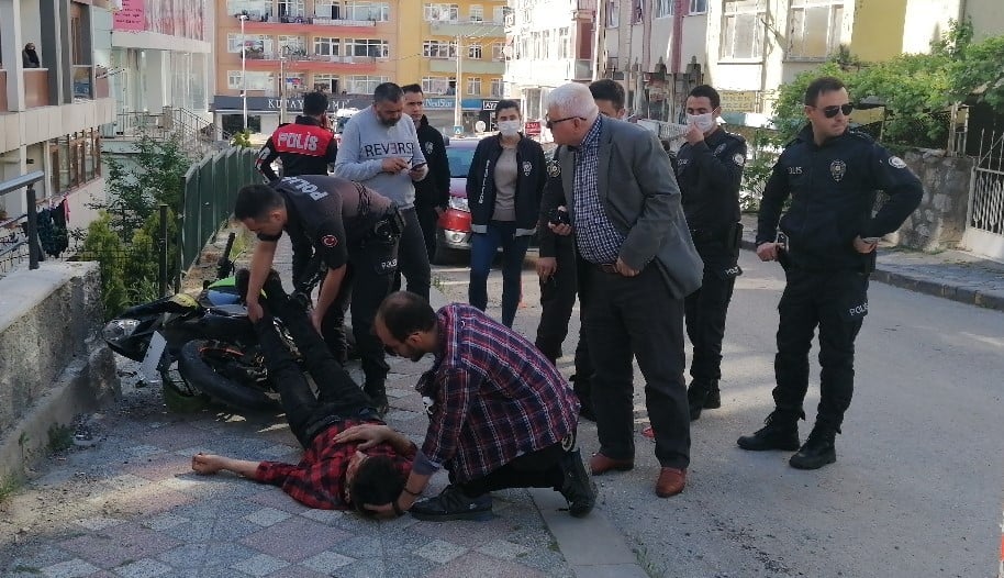 Kısıtlamada motosikletiyle polisten kaçan sürücü kaza yapınca yakalandı 
