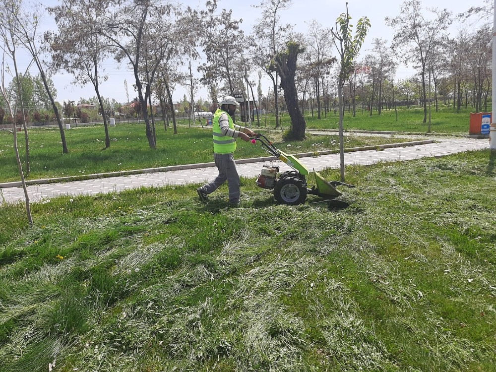 Kısıtlamada park ve bahçe çalışmaları sürüyor 