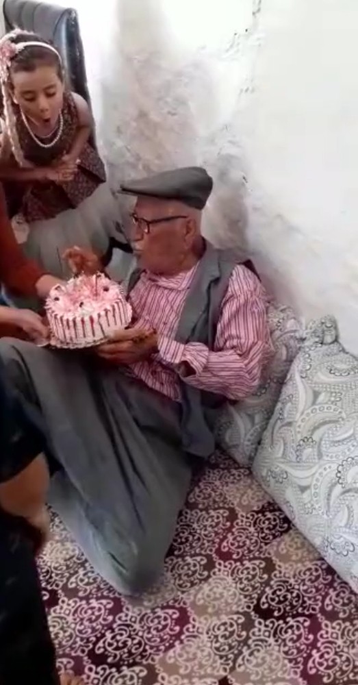 Kısıtlamadan dolayı sokağa çıkamayan dedeye torunlarından doğum günü sürprizi 