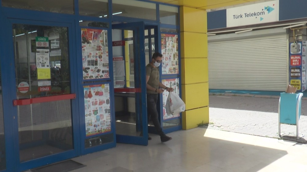 Kısıtlamanın 3. gününde vatandaşlar marketlerden alış veriş yaptı 