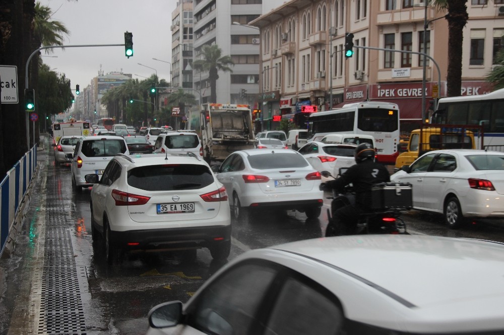 Kısıtlamanın ardından İzmir’de ilk iş gününde yoğun trafik 