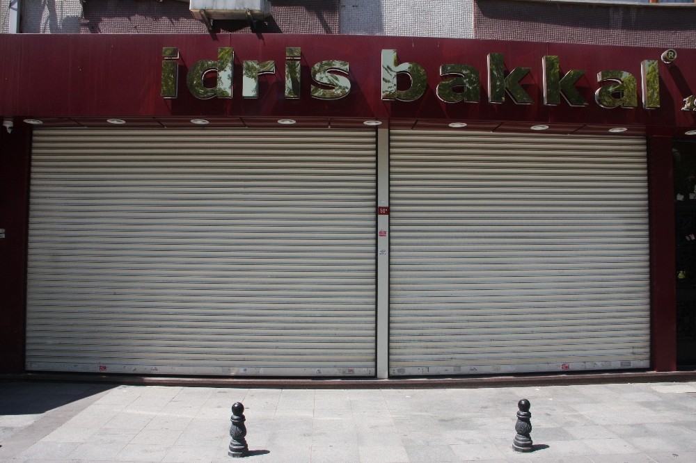 Kısıtlamanın başlamasıyla birlikte market ve manavlar kepenkleri indirdi 