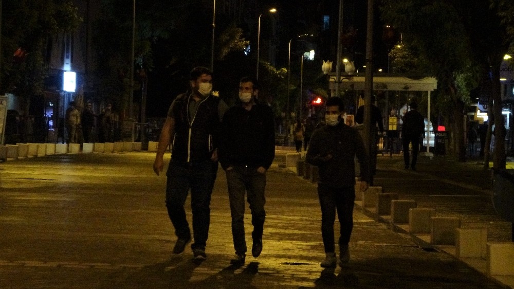 Kısıtlamanın bitmesiyle vatandaşlar sokağa akın etti 