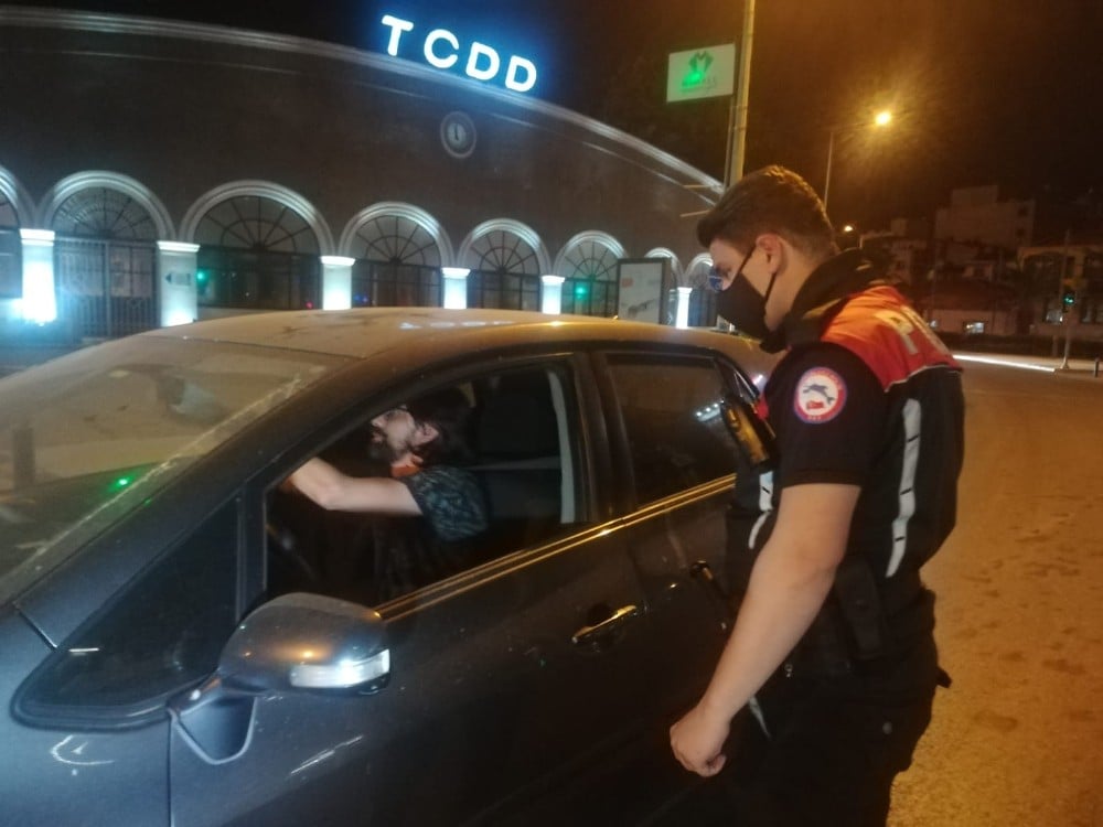 Kısıtlamanın bitmesiyle vatandaşlar sokaklara çıktı 