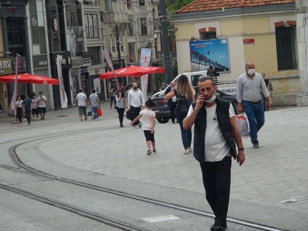 Kısıtlamanın bitmesiyle vatandaşlar Taksim Meydanı’na akın etti 