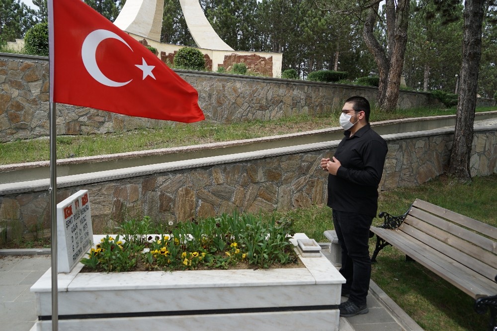 Kısıtlamanın genişletilmesiyle şehit babasının kabrini ziyaret etti 